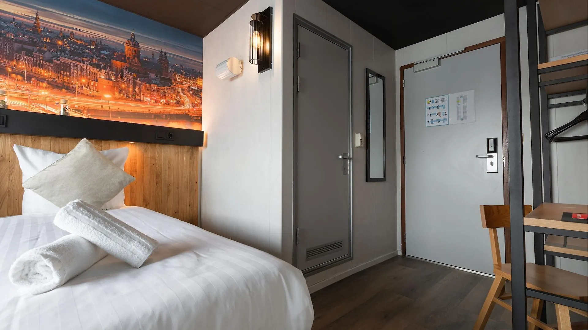 Botel Amsterdam 3*,