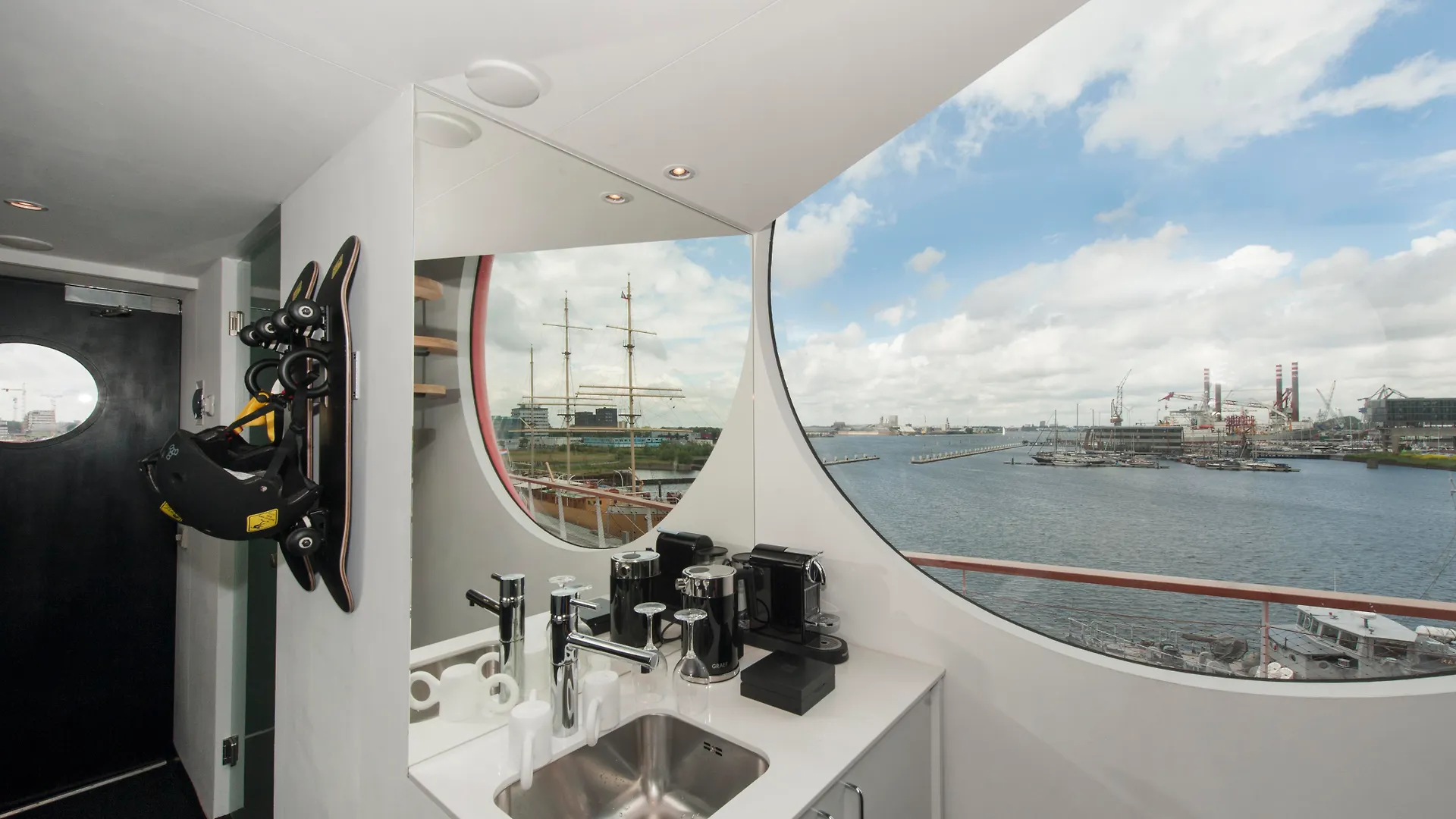 Botel Amsterdam 3*,